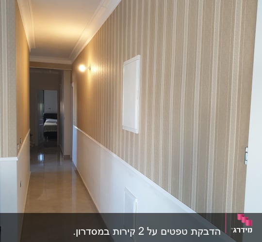 טפט פסים אנכיים בצבע בז